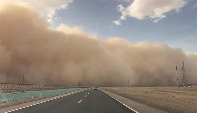 皇冠信用網在线申请
_沙尘暴突袭甘肃敦煌皇冠信用網在线申请
,游客:百米高沙墙扑向公路,像是走进了末日小说
