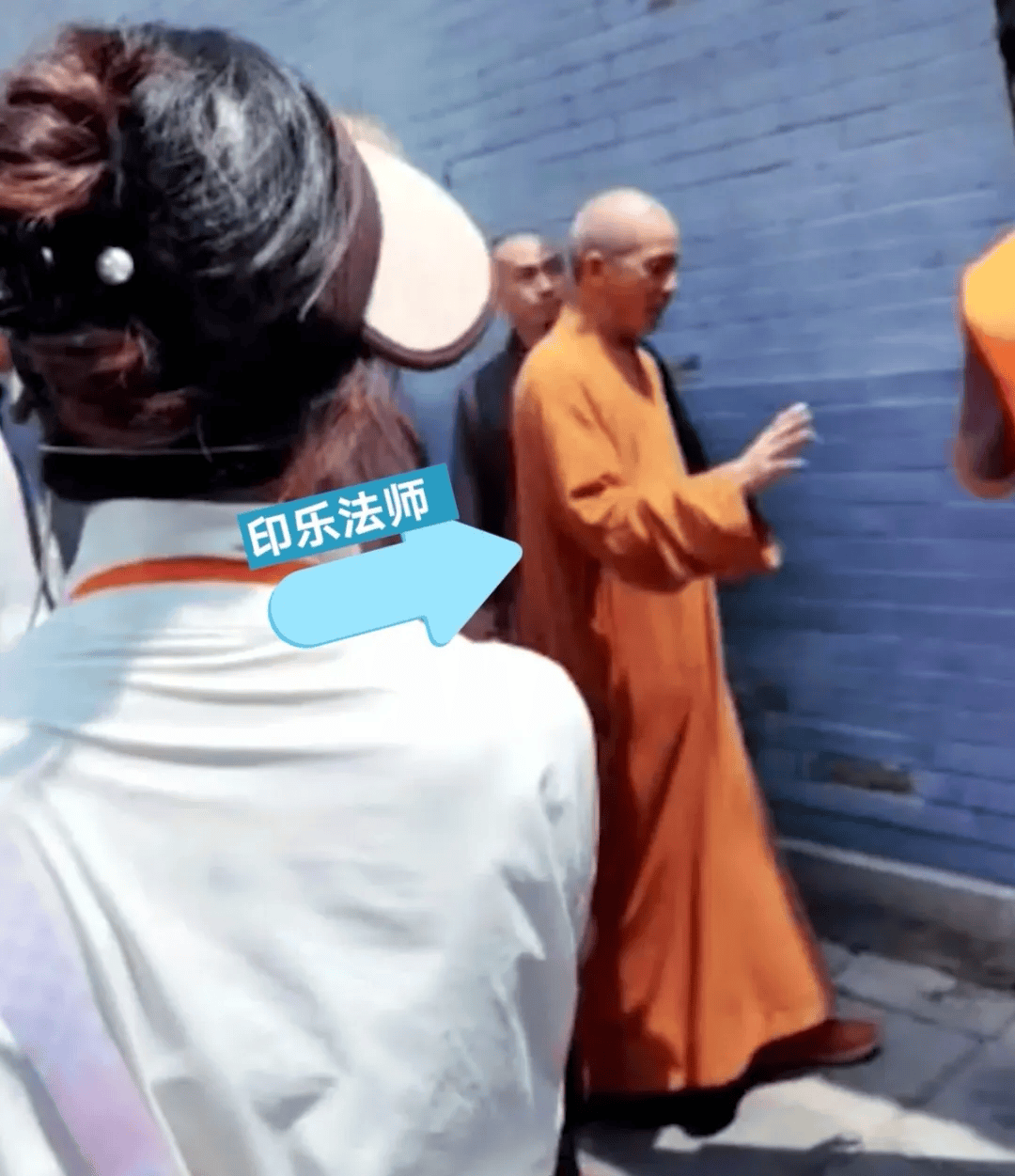 皇冠信用盘最新地址
_少林寺现场直击:新住持微笑挥手进入围挡的方丈室