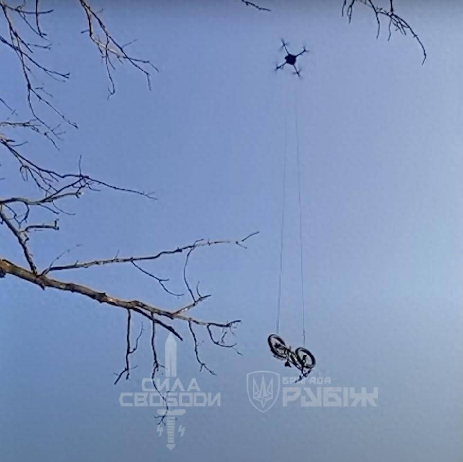 皇冠信用網开户
_乌军称救出一名被困俄军后方的士兵:用无人机空投电动自行车