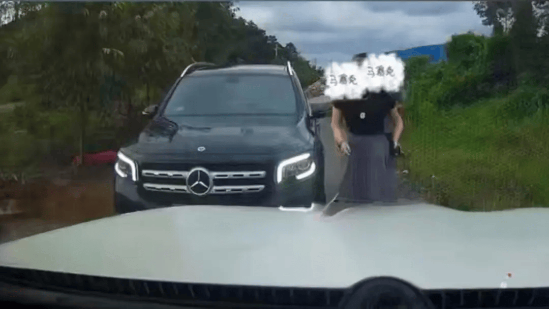 皇冠体育App下载
_“奔驰女司机亮证逼迫让路”皇冠体育App下载
,广西通报→