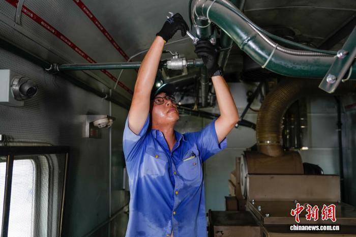 皇冠信用網会员开户
_陕西西安:70℃下的火车“移动电源”检修师