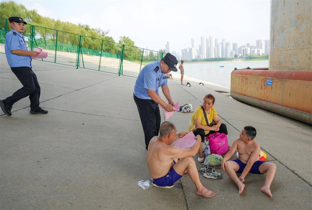 皇冠信用網会员开户
_武汉多部门联合行动并提醒市民:远离两江通航水域皇冠信用網会员开户
,莫让消暑变险情