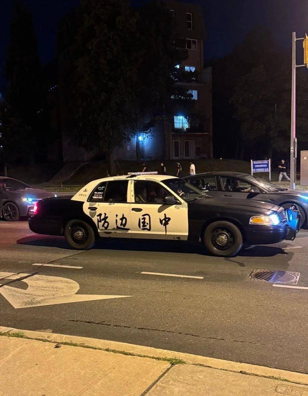 皇冠信用網登2代理
_澳大利亚人抗议在车上贴中国八一军徽皇冠信用網登2代理
!吓得还以为是中国来抓他的