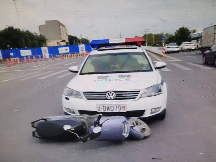 皇冠信用網登2代理
_澳大利亚人抗议在车上贴中国八一军徽皇冠信用網登2代理
!吓得还以为是中国来抓他的