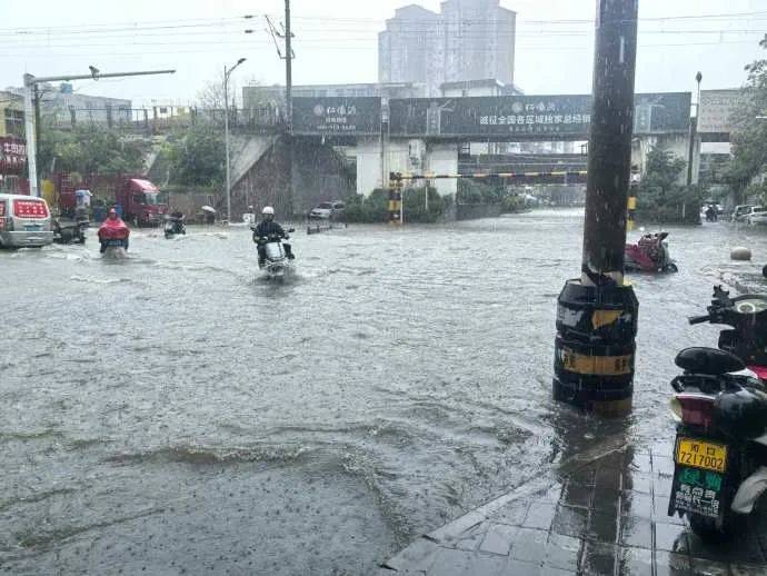 皇冠信用網开户
_郑州多个隧道禁止通行!99条公交线路停运皇冠信用網开户
,贾鲁河水位暴涨