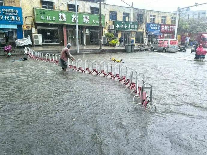 皇冠信用網开户
_郑州多个隧道禁止通行!99条公交线路停运皇冠信用網开户
,贾鲁河水位暴涨