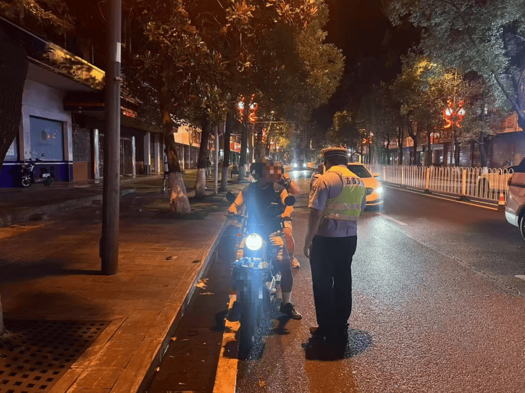 澳大利亚新南威尔斯联赛2
_多地严查“人造太阳”澳大利亚新南威尔斯联赛2
!湖南交警提醒