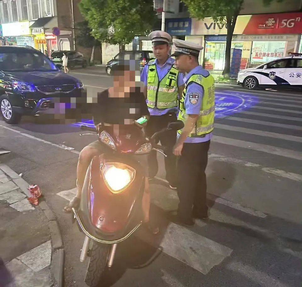 澳大利亚新南威尔斯联赛2
_多地严查“人造太阳”澳大利亚新南威尔斯联赛2
!湖南交警提醒