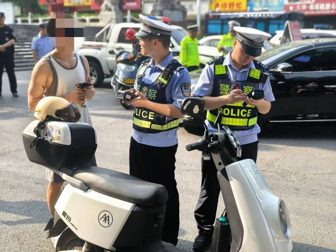 澳大利亚新南威尔斯联赛2
_多地严查“人造太阳”澳大利亚新南威尔斯联赛2
!湖南交警提醒