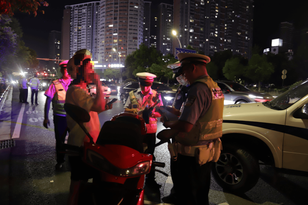 澳大利亚新南威尔斯联赛2
_多地严查“人造太阳”澳大利亚新南威尔斯联赛2
!湖南交警提醒