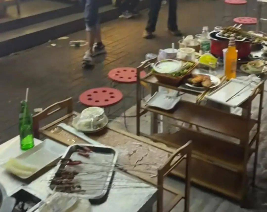 皇冠信用平台出租出售
_多人烧烤店外用餐遭楼上住户泼洒不明液体皇冠信用平台出租出售
,警方介入