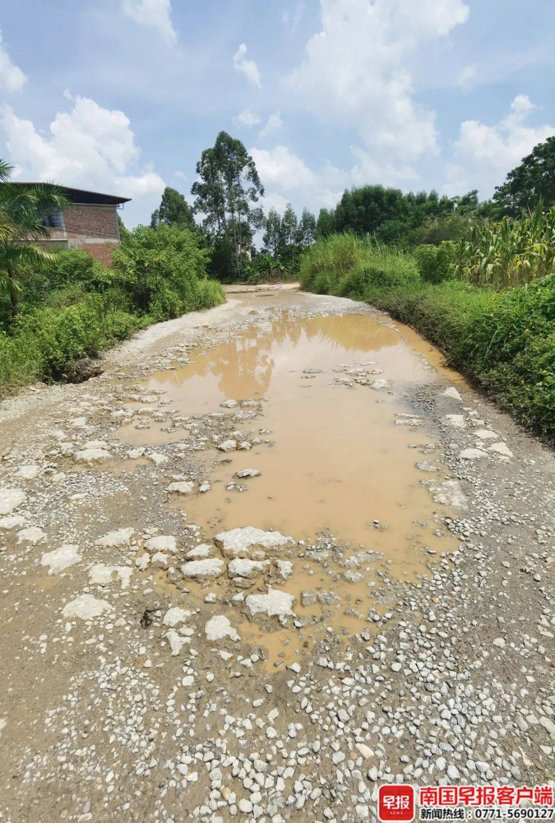 怎么申请皇冠信用网
_南宁一“白改黑”道路被打烂怎么申请皇冠信用网
,两年多未完工!部门回应:正重新招标