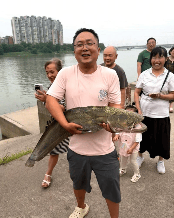 足球平台出租代理
_四川一男子钓1米长大鱼后放生足球平台出租代理
，围观者高呼“卖给我”，回应：钓鱼是为娱乐