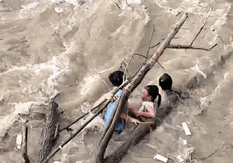 足球外围买球网站
_杭州4人下江堤被潮水卷走足球外围买球网站
,路人狂喊“抓树枝”,网友拍下惊险一幕