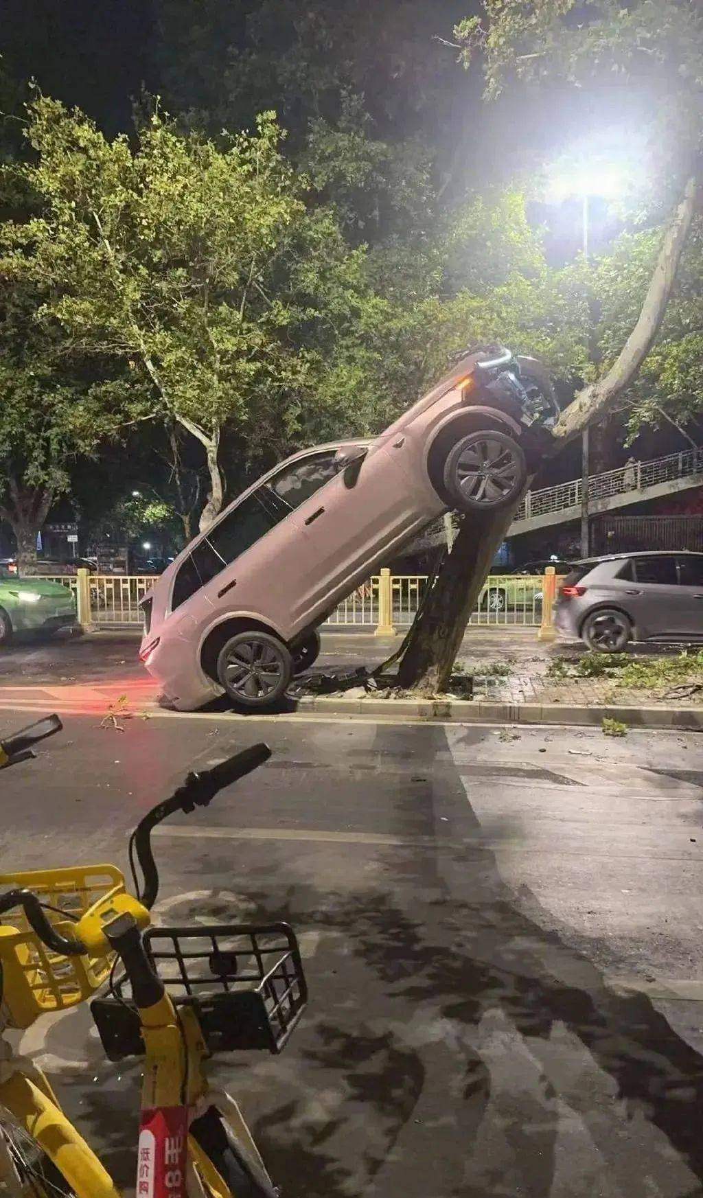 皇冠信用盘
_西安警方通报“女子把新能源车开到树上”:因操作不当车辆发生碰撞皇冠信用盘
,受伤送医