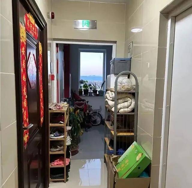 意大利甲组联赛_物业“不让门口放鞋子”意大利甲组联赛,门口放鞋柜违法吗?