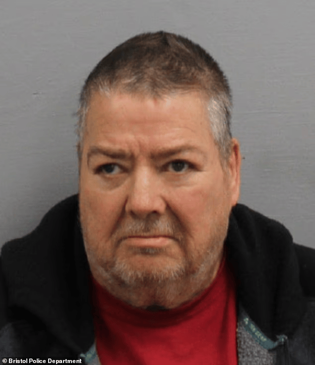 皇冠信用网开户_美国12岁女孩遭养父性侵7年皇冠信用网开户,怀孕生子,养母装不知道