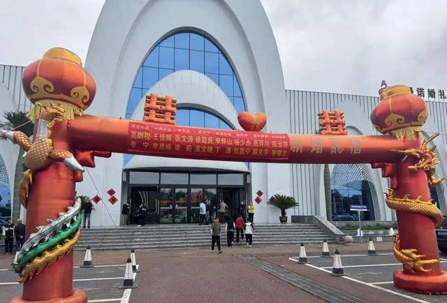 怎么注册皇冠信用代理_山东一酒店一天办8场婚礼怎么注册皇冠信用代理,新人共用一个充气拱门,酒店称免费提供:大家都想放前面,顺序不好协调